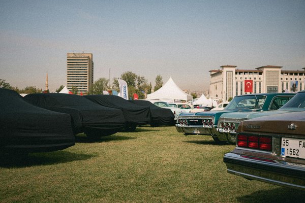 Incorporez des vêtements vintage des années 90 dans votre garde-robe moderne : astuces tendance et stylées